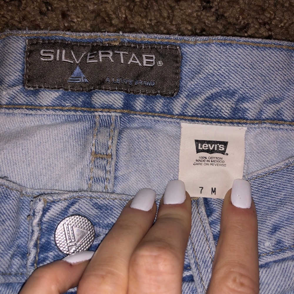 Trendy and worn in LEVI jeans